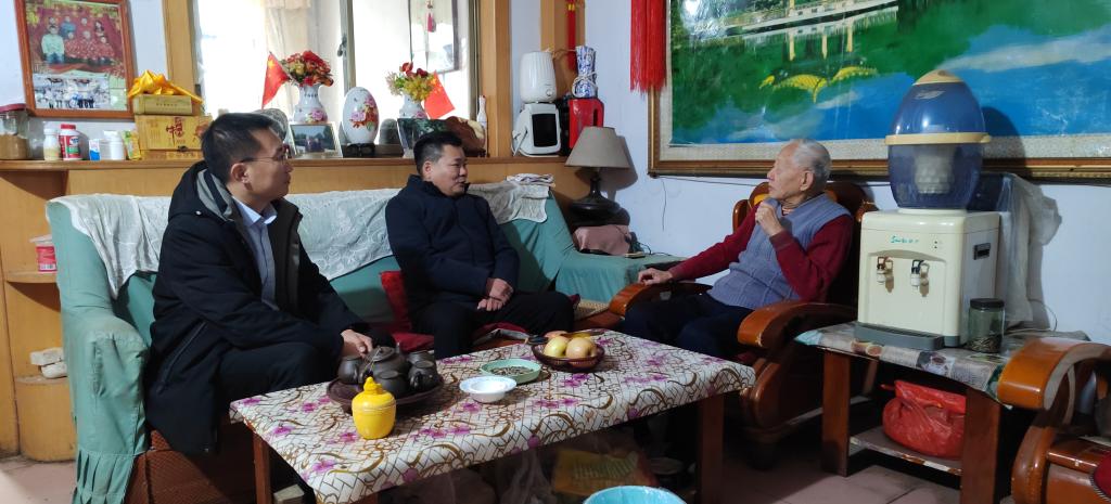 英国威廉希尔走访慰问离退休老同志